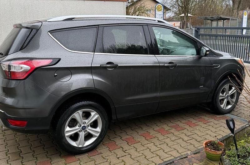Gebraucht Ford Kuga Titanium 179 PS (131 kW) 2017 Grau SUV