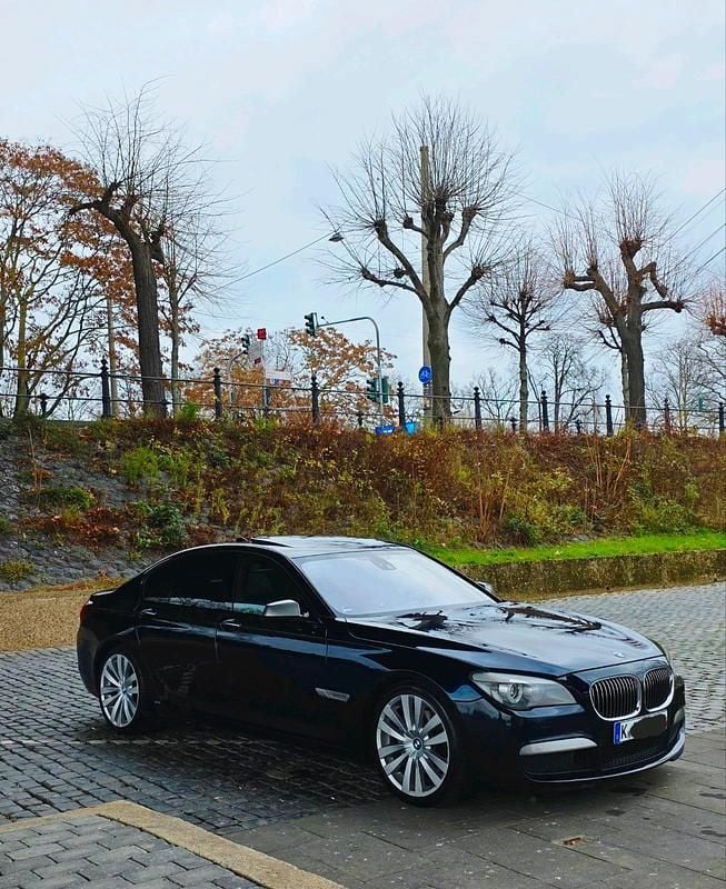 Blau Gebraucht 2011 BMW 740 M Sport Limousine | 15.500 € (Fairer Preis) - Bild 1/4