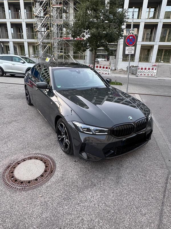 Grau Gebraucht 2024 BMW 330 Comfort Edition Limousine | 46.000 € (Fairer Preis) - Bild 1/4