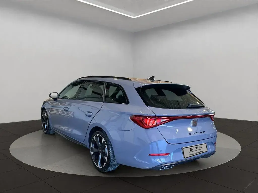 Używany Seat Leon Basis 190 KM (139 kW) 2023 Szary Sedan/Limuzyna