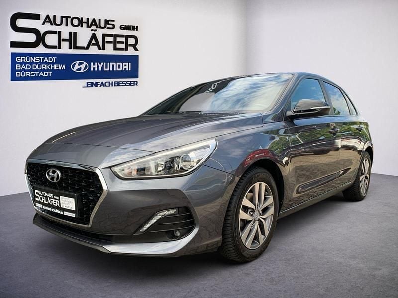 Grau Gebraucht 2018 Hyundai i30 Passion Limousine | 12.980 € (Fairer Preis) - Bild 1/4