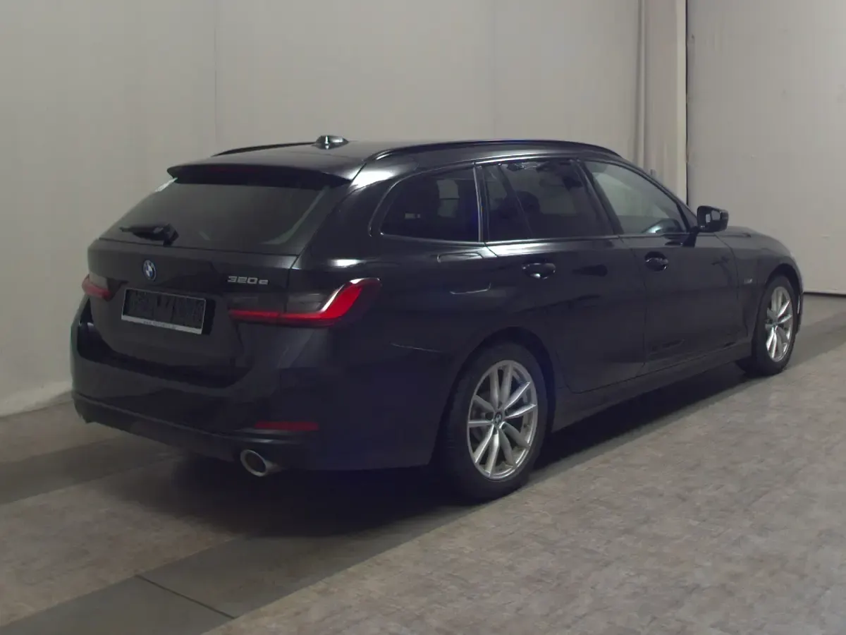 Gebraucht BMW 320e Shadowline 204 PS (150 kW) 2022 Schwarz Kombi