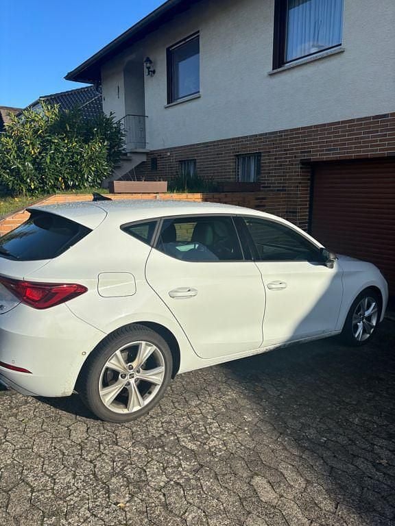 Weiß Gebraucht 2020 Seat Leon FR Limousine | 18.500 € (Guter Preis) - Bild 1/4