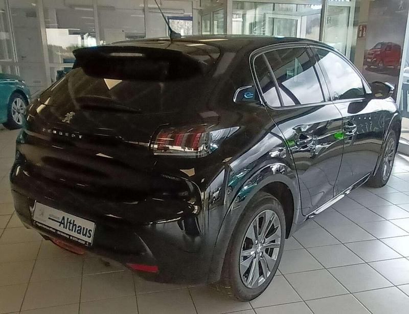 Gebraucht Peugeot e-208 Allure 100 kW (136 PS) 2023 Schwarz perla nera metallic Kleinwagen