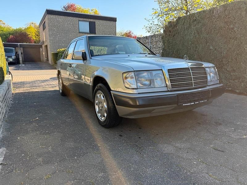 Second-hand Mercedes E250 95 CP (69 kW) 1990 Argintiu Berlinǎ