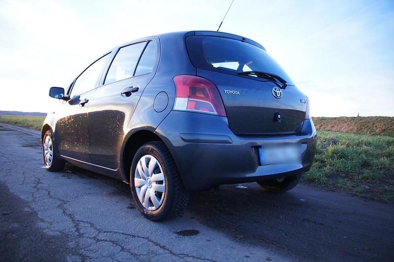 Gebraucht Toyota Yaris 69 PS (50 kW) 2009 Grau Kleinwagen