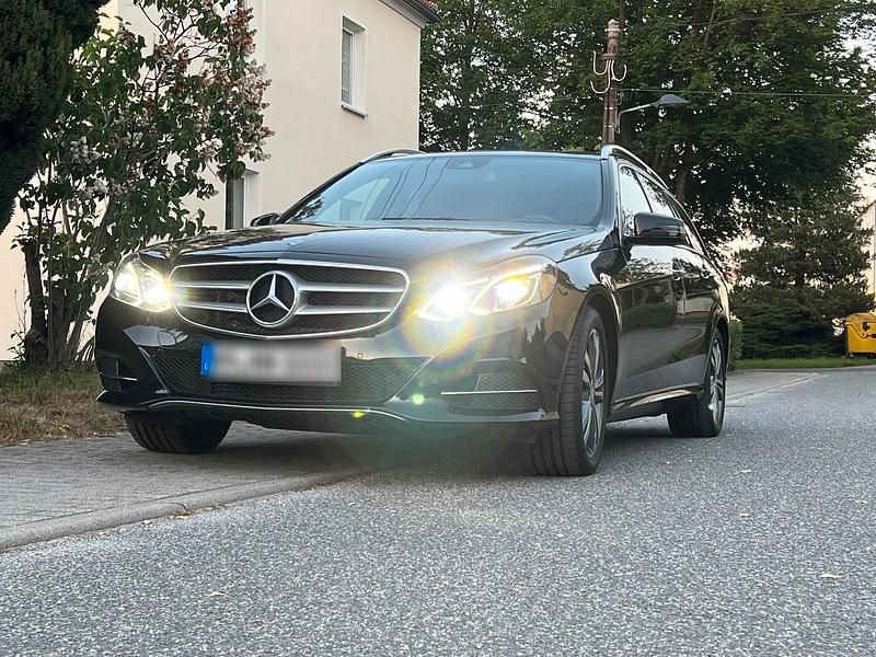 Schwarz Gebraucht 2015 Mercedes E200 Kombi | 19.000 € - Bild 1/2