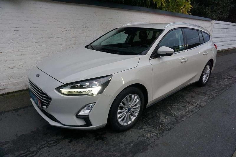 Metropolisweiß metallic Gebraucht 2021 Ford Focus Titanium X Kombi | 19.550 € (Fairer Preis) - Bild 1/4