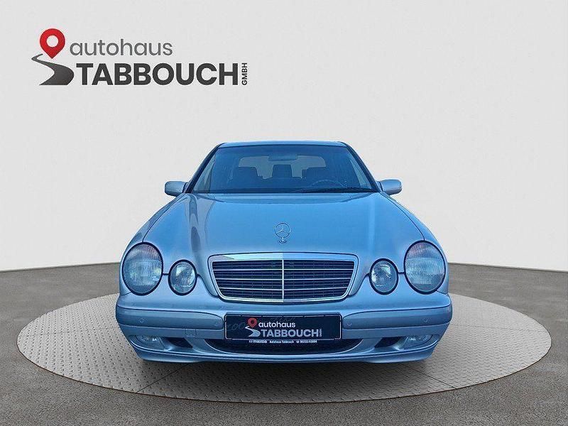 Grau Gebraucht 2001 Mercedes E200 Classic Limousine | 7.999 € - Bild 1/4