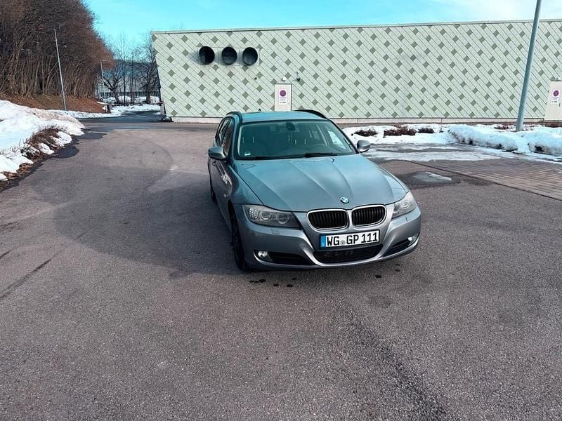 Gebraucht BMW 318 143 PS (105 kW) 2010 Grau Kombi