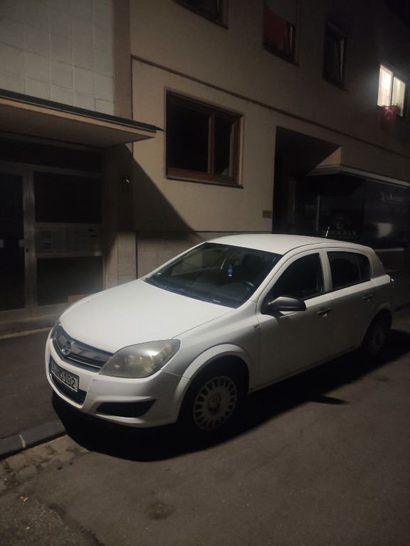 Weiß Gebraucht 2009 Opel Astra Edition Limousine | 2.499 € (Fairer Preis) - Bild 1/4