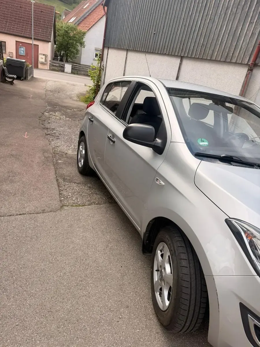 Gebraucht Hyundai i20 86 PS (63 kW) 2013 Grau Kleinwagen