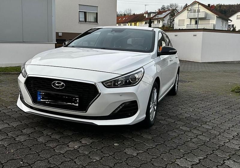 Weiß Gebraucht 2018 Hyundai i30 Trend Limousine | 12.300 € (Fairer Preis) - Bild 1/4