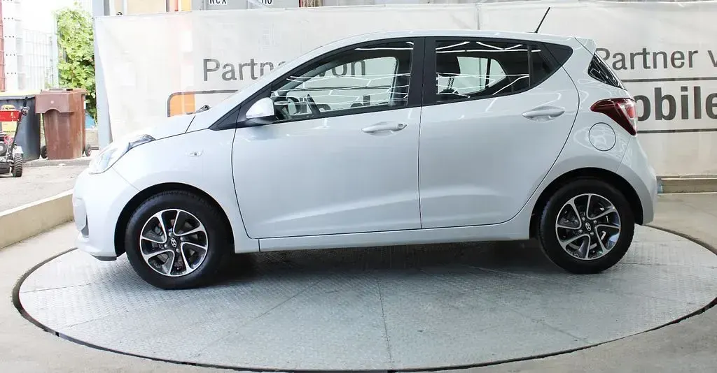 Gebraucht Hyundai i10 67 PS (49 kW) 2018 Sleek silver Kleinwagen