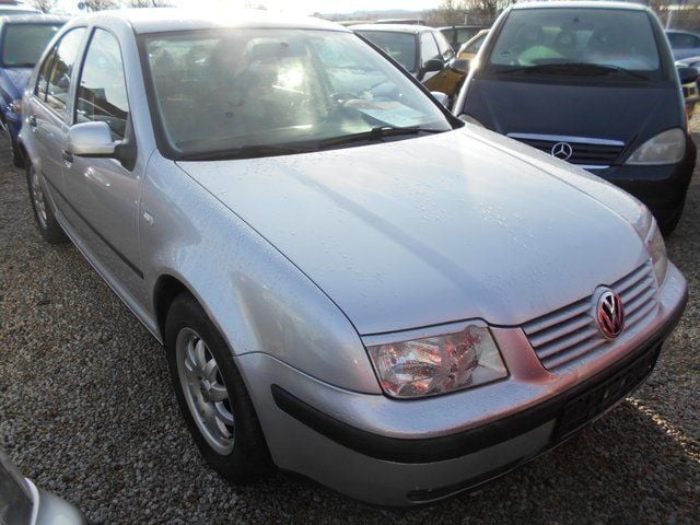 Gebraucht VW Bora Basis 105 PS (77 kW) 2001 Silber metallic Limousine