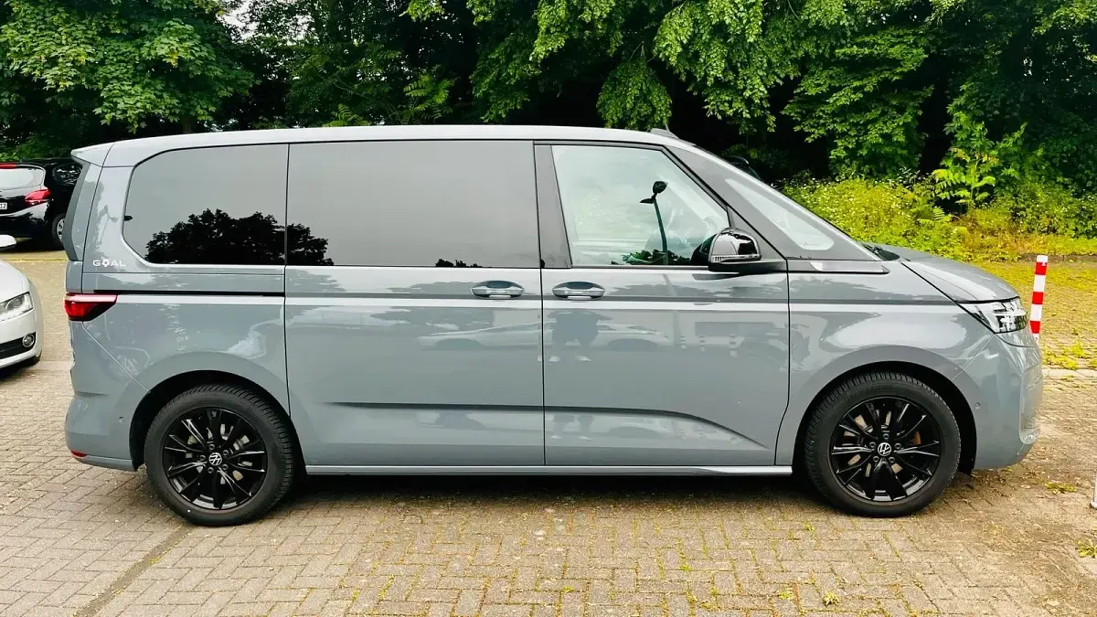 Gebraucht VW Multivan Goal 150 PS (110 kW) 2025 Grau Van / Kleinbus