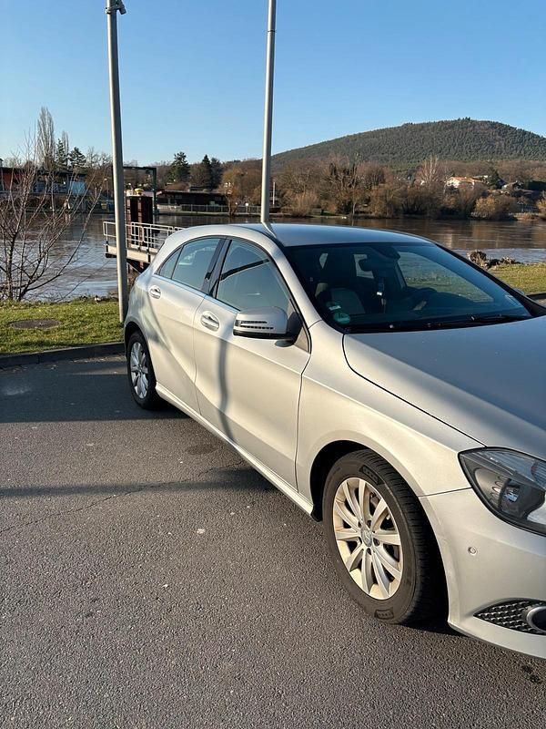 Gebraucht Mercedes A180 109 PS (80 kW) 2013 Grau Kleinwagen