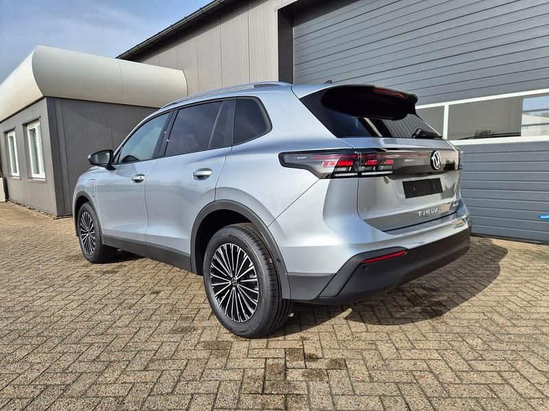 Neu VW Tiguan Design 204 PS (150 kW) 2026 Oyster silver metallic SUV