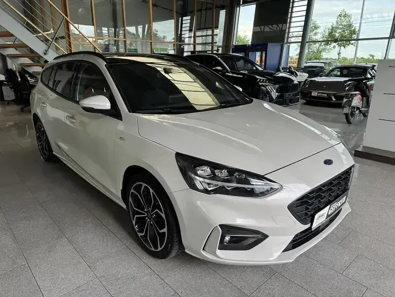 Gebraucht Ford Focus ST-Line 155 PS (114 kW) 2022 Metropolisweiß Kombi