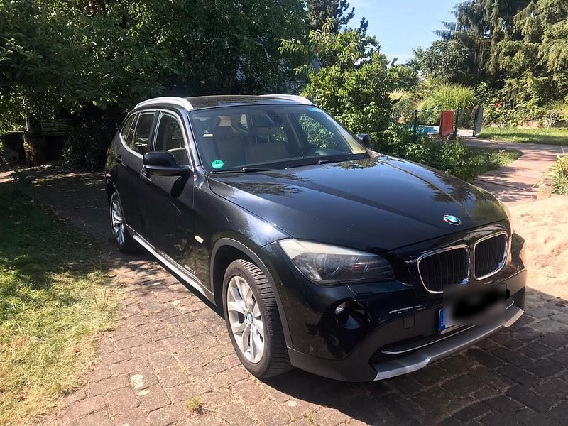 Schwarz Gebraucht 2011 BMW X1 SUV | 5.750 € - Bild 1/4
