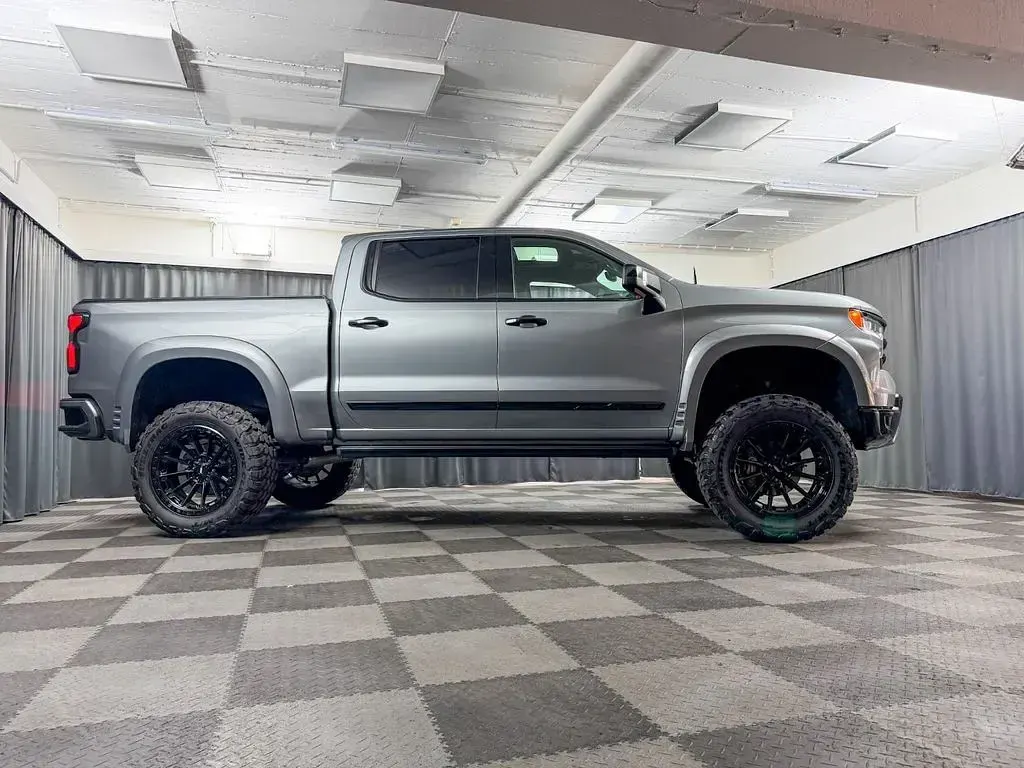 Gebraucht Chevrolet Silverado 426 PS (313 kW) 2024 Grau SUV