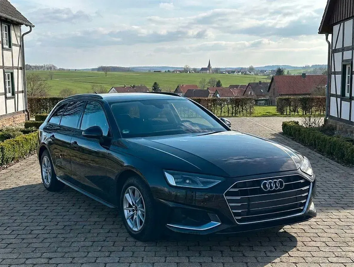 Gebraucht Audi A4 Comfort 163 PS (119 kW) 2023 Schwarz Kombi