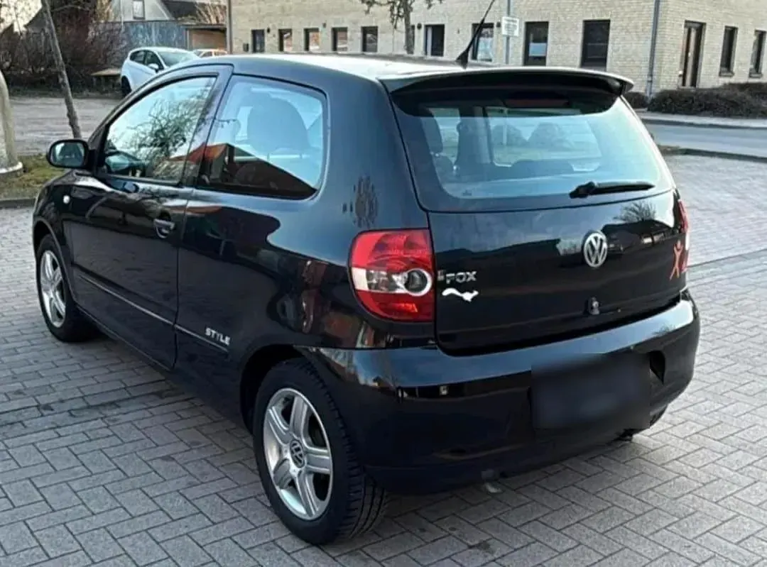Gebraucht VW Fox 54 PS (39 kW) 2010 Schwarz Kleinwagen