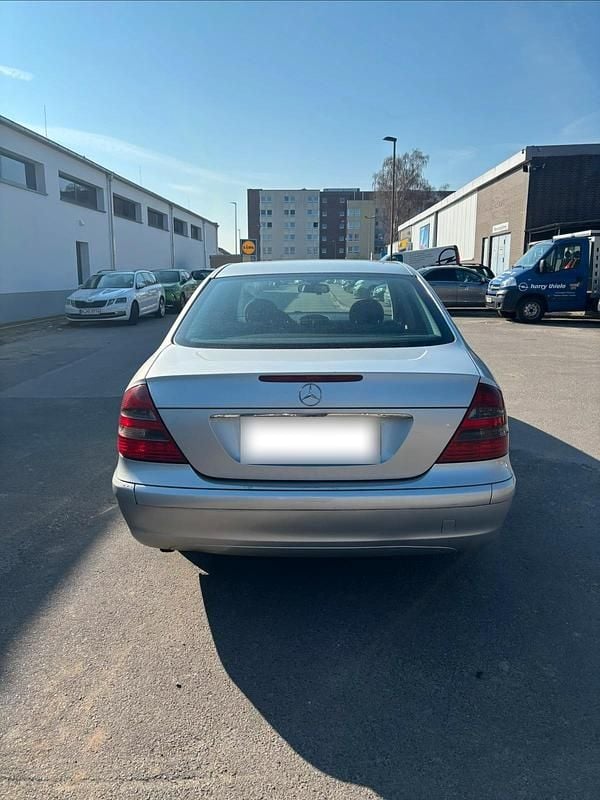 Gebraucht Mercedes E220 150 PS (110 kW) 2003 Silber Limousine
