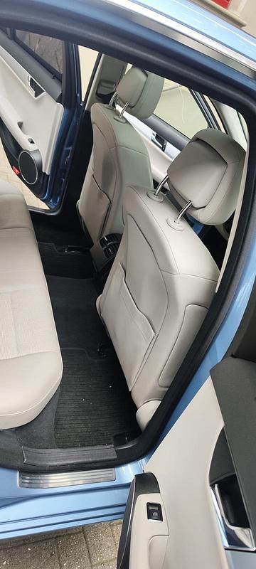 Gebraucht Mercedes C180 140 PS (102 kW) 2010 Blau Limousine