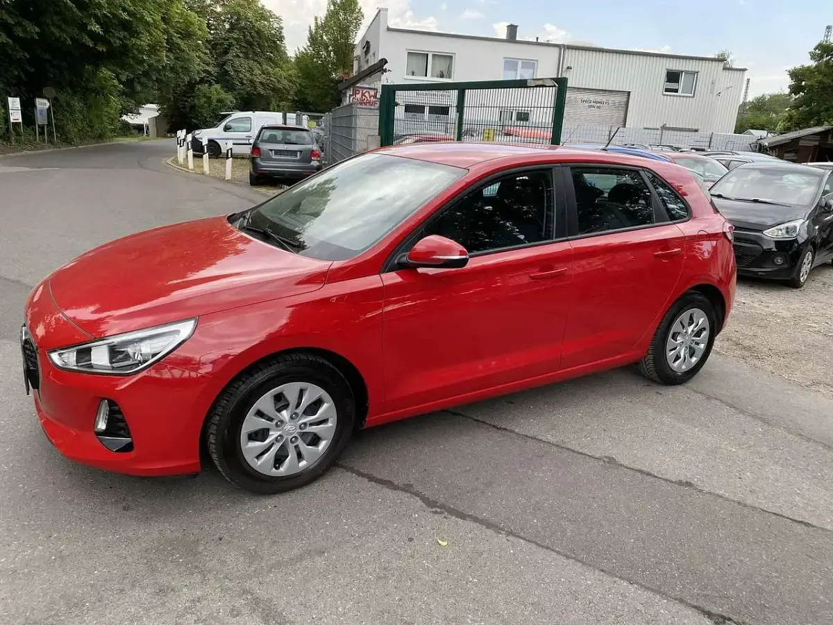 Gebraucht Hyundai i30 Select 101 PS (74 kW) 2018 Engine red / sol Kleinwagen