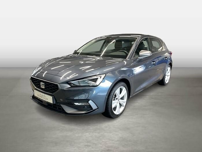 Magnetic grau Gebraucht 2024 Seat Leon FR-Line Limousine | 28.499 € (Fairer Preis) - Bild 1/4