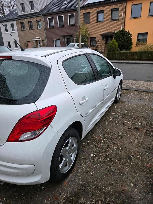Gebraucht Peugeot 207 95 PS (69 kW) 2010 Weiß Kleinwagen