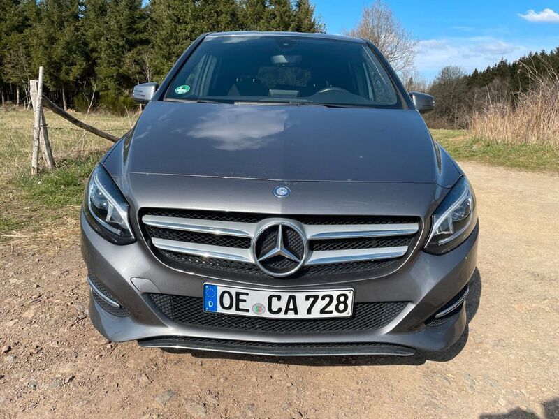 Grau Gebraucht 2014 Mercedes B180 Van / Kleinbus | 11.999 € (Fairer Preis) - Bild 1/4