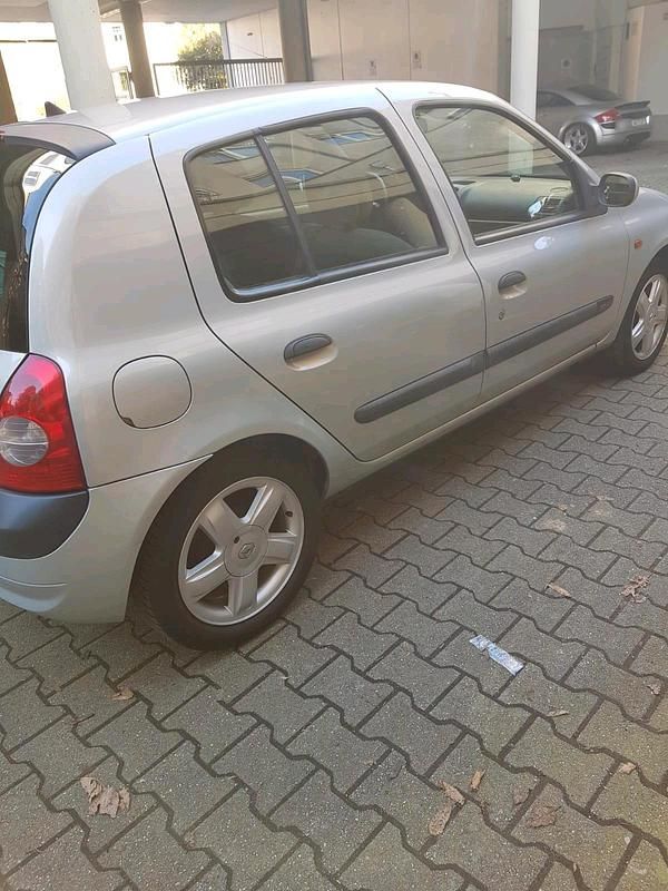 Gebraucht Renault Clio II 75 PS (55 kW) 2002 Silber Kleinwagen