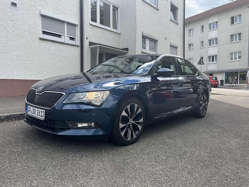 Blau Gebraucht 2018 Skoda Superb Active Limousine | 17.000 € (Teuer) - Bild 1/4
