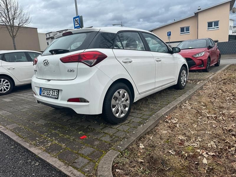 Gebraucht Hyundai i20 75 PS (55 kW) 2016 Weiß Kleinwagen