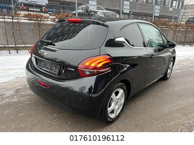 Gebraucht Peugeot 208 Allure 110 PS (80 kW) 2017 Schwarz Kleinwagen