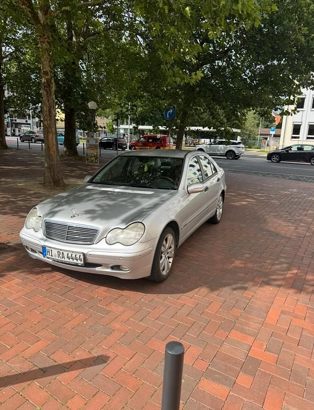 Silber Gebraucht 2004 Mercedes C180 Limousine | 1.500 € (Fairer Preis) - Bild 1/4