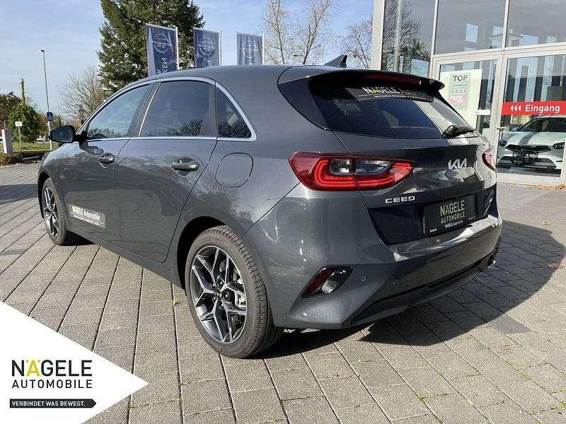 Neu Kia Ceed 140 PS (102 kW) 2025 Grau Kleinwagen