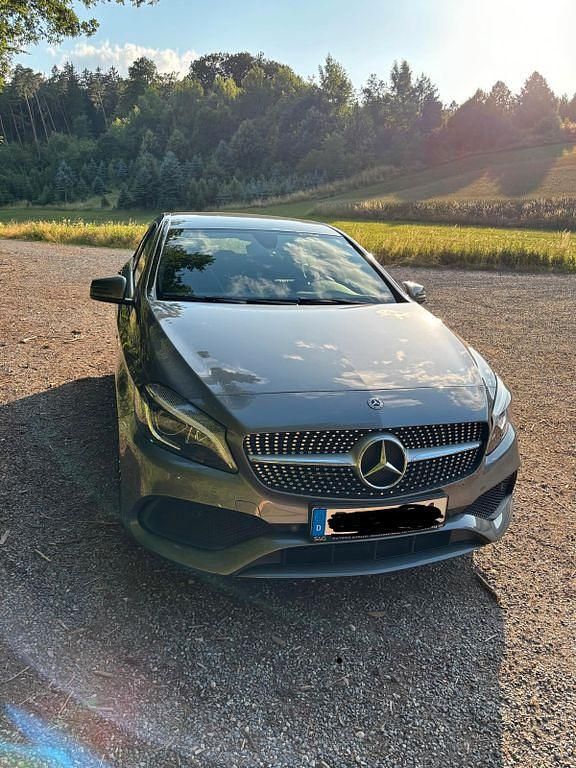 Grau Gebraucht 2017 Mercedes A180 Edition Limousine | 15.500 € (Fairer Preis) - Bild 1/4