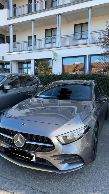 Grau Gebraucht 2018 Mercedes A250 AMG line Limousine | 24.499 € (Guter Preis) - Bild 1/1