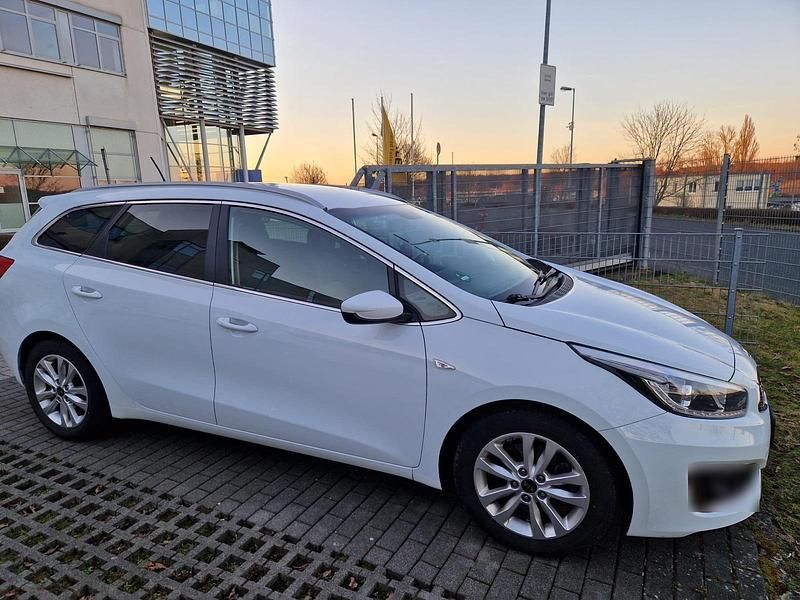 Gebraucht Kia Ceed 101 PS (74 kW) 2015 Weiß Kleinwagen
