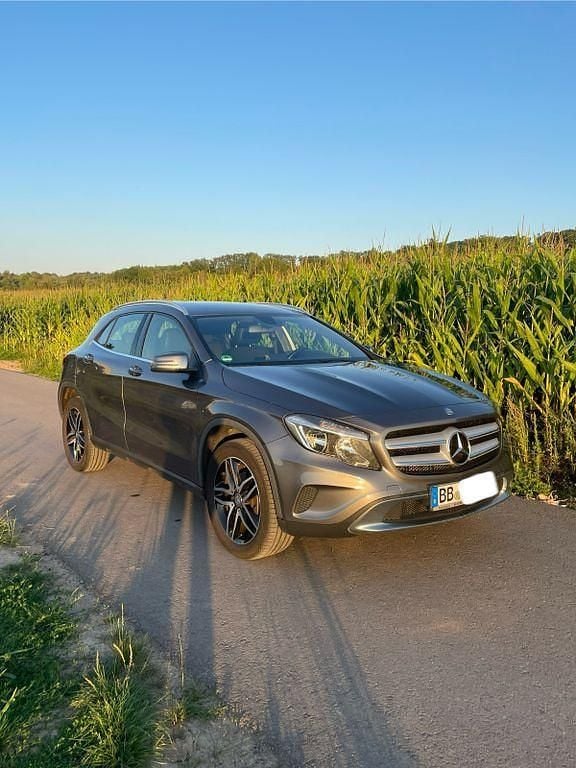 Grau Gebraucht 2014 Mercedes GLA220 SUV | 12.500 € (Superpreis) - Bild 1/4