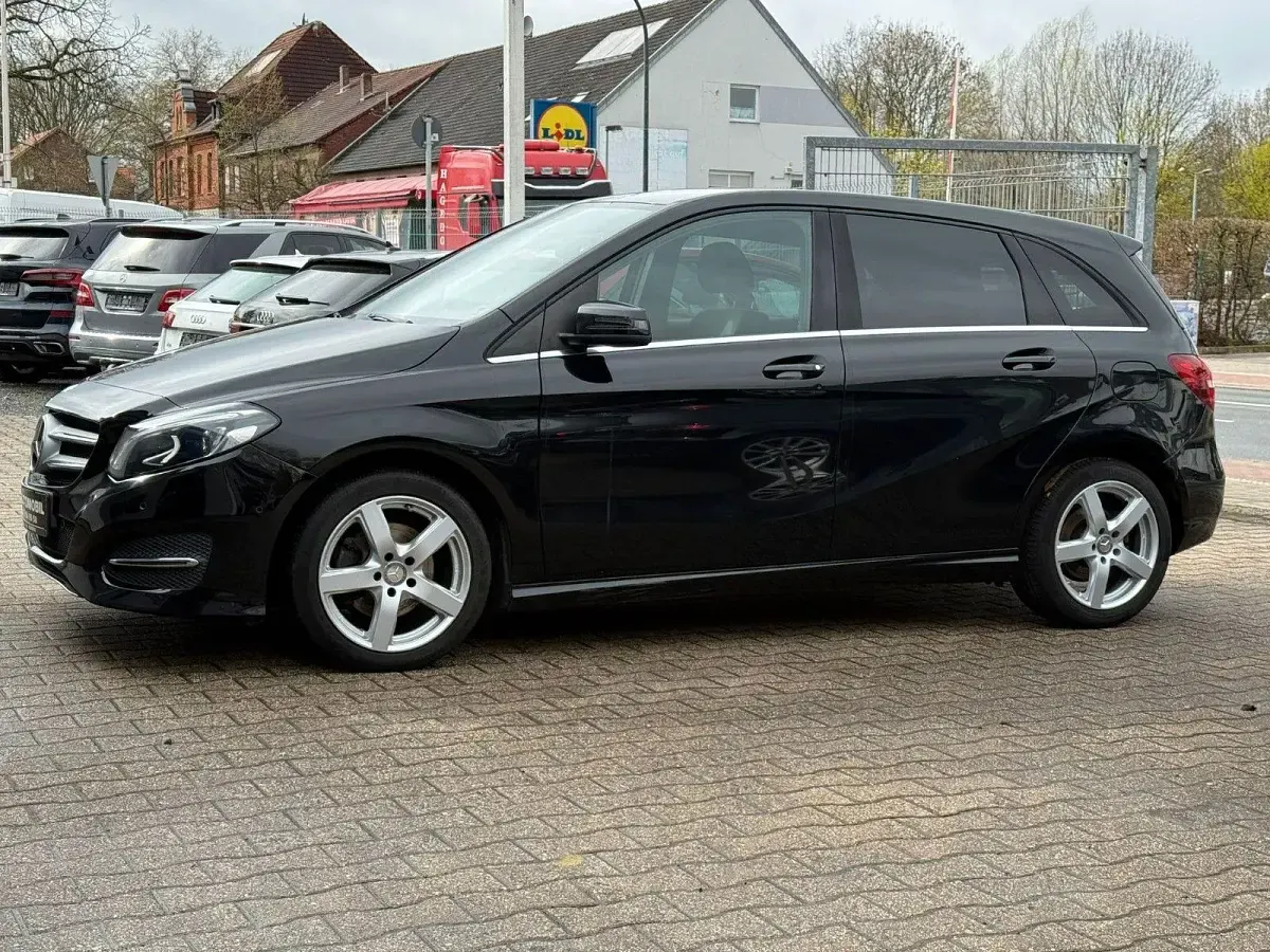 Gebraucht Mercedes B200 Urban 136 PS (100 kW) 2015 Kosmosschwarz  metalliclack Kleinwagen