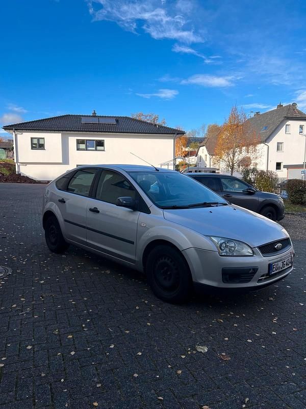 Silber Gebraucht 2006 Ford Focus Basis Limousine | 1.649 € (Fairer Preis) - Bild 1/4