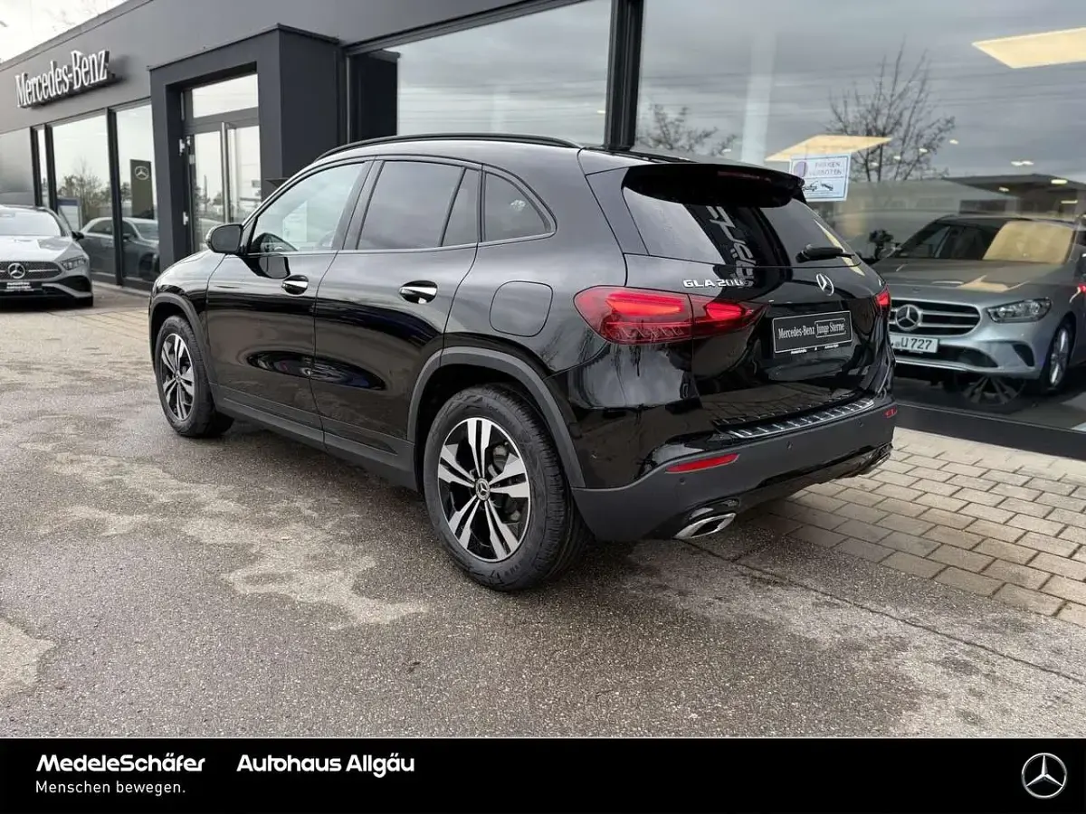 Gebraucht Mercedes GLA200 Progressive 163 PS (119 kW) 2026 Unilack nachtschwarz SUV