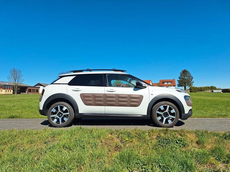 Weiß Gebraucht 2015 Citroën C4 PureTech Limousine | 9.990 € (Fairer Preis) - Bild 1/4