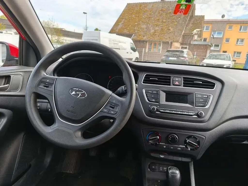 Gebraucht Hyundai i20 Select 75 PS (55 kW) 2020 Rot Kleinwagen