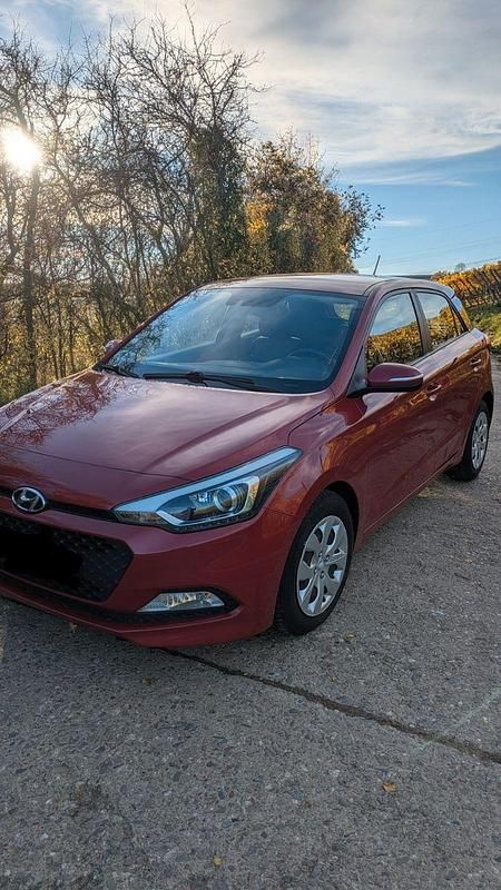 Rot Gebraucht 2018 Hyundai i20 YES! Kleinwagen | 8.300 € (Superpreis) - Bild 1/4