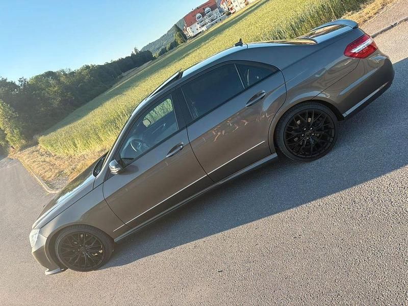 Grau Gebraucht 2010 Mercedes 350 AMG line Limousine | 11.750 € (Superpreis) - Bild 1/4